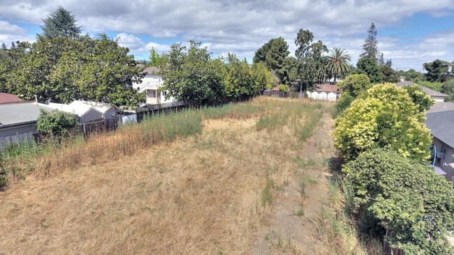 Building Photo 2 - 574 Escuela Ave