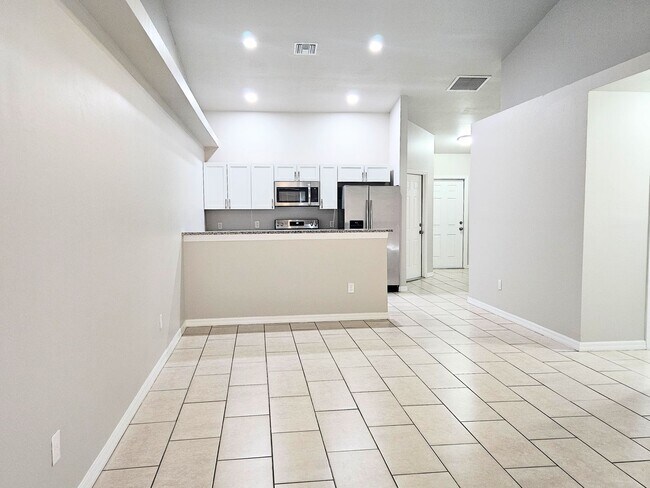 Like New 3 bedroom, 2bath 1 car garage - Like New  3 bedroom, 2bath 1 car garage Townhome