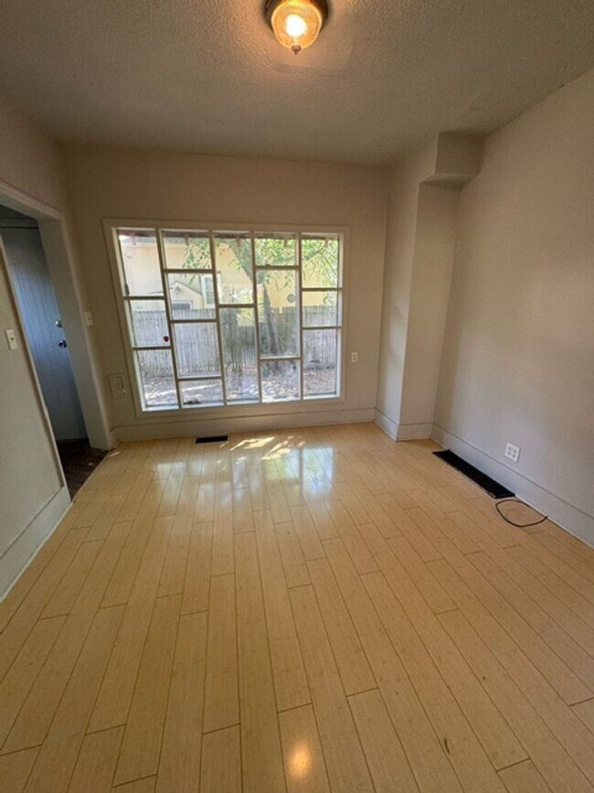 Foto del edificio - 304 W Woodland Ave