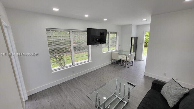 Foto del edificio - 821 NE 6th St