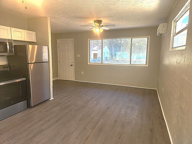 Building Photo - Charming 2 bedroom 1 bathroom Holly Hill home
