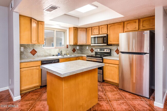Foto del edificio - 655 N Merrill Rd
