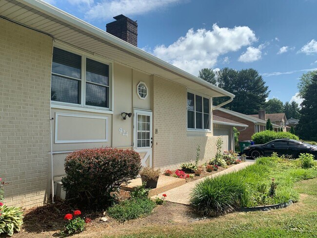 Building Photo - 5 Bedroom 3 Bath House with 2 Car Garage