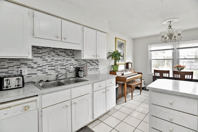 Kitchen - 2434 S Fort Ave