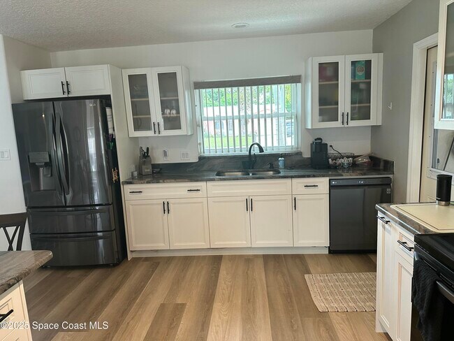 Foto del edificio - 574 Dianne Dr