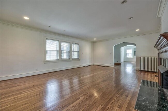 Foto del edificio - {1211} Incredible Suncrest Home with Updat...