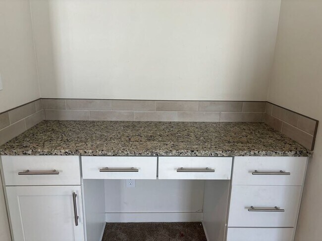 Building Photo - 3327 S Cabin Creek Way