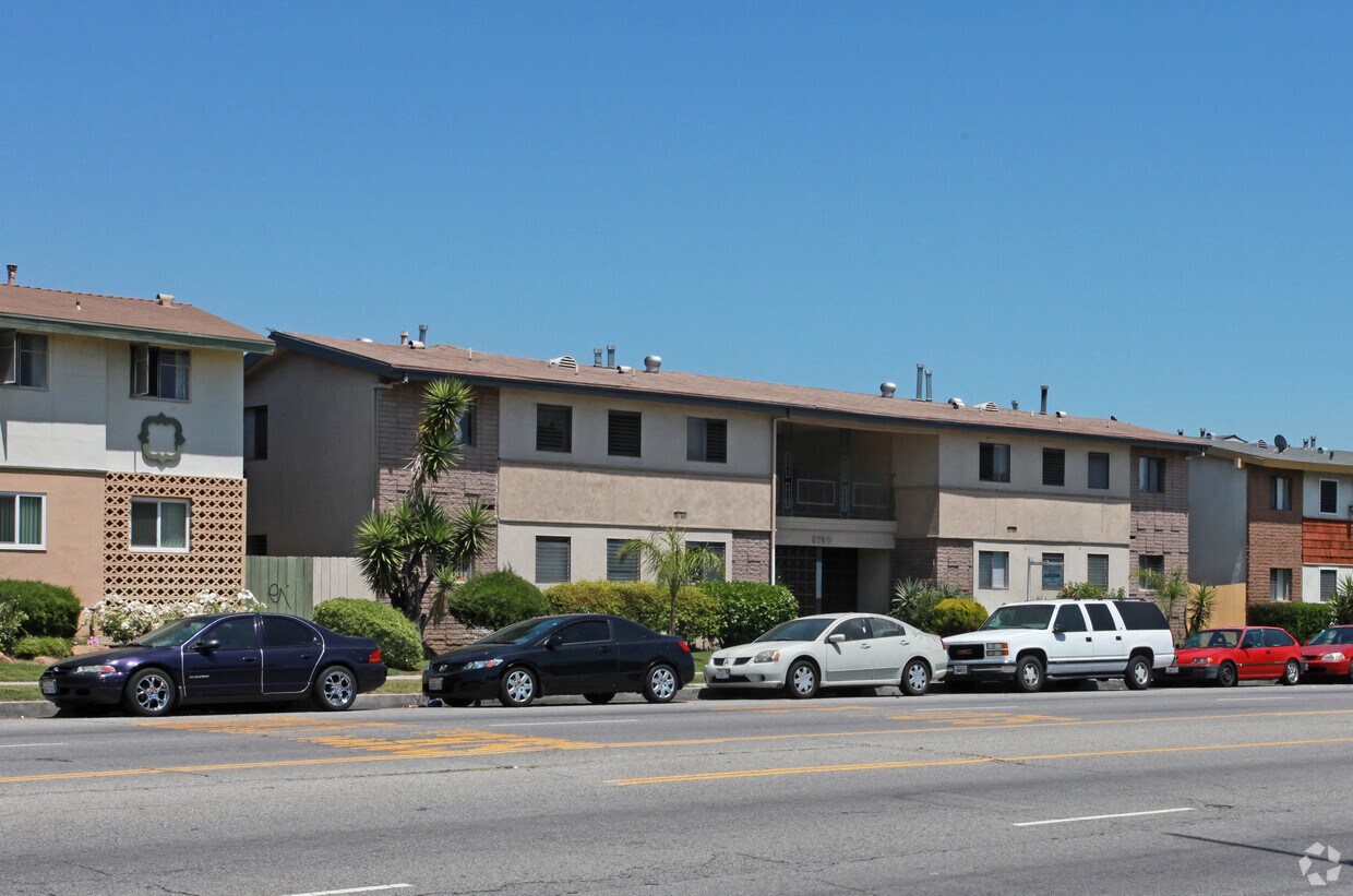 Building - 8750 Woodman Ave