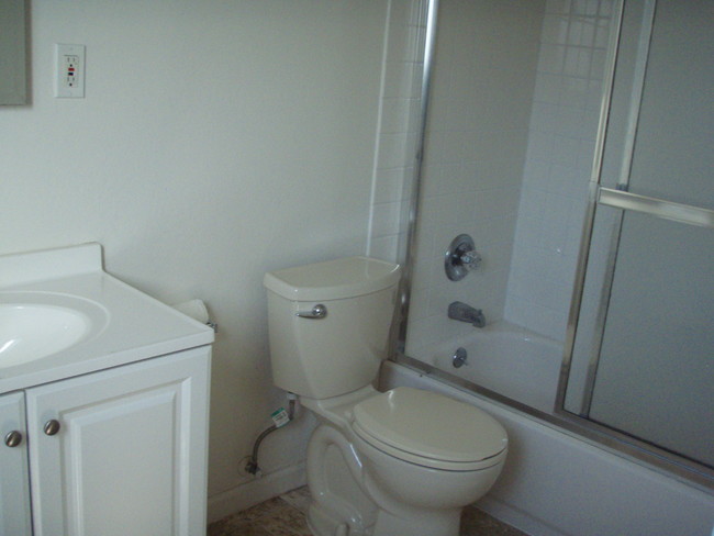 tile tub and shower - 1620 Palmetto Ave