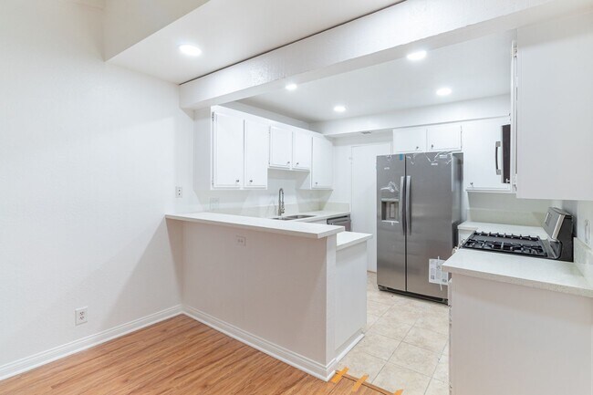 Foto del edificio - Recently Remodeled 3 Bedroom - Two Story B...