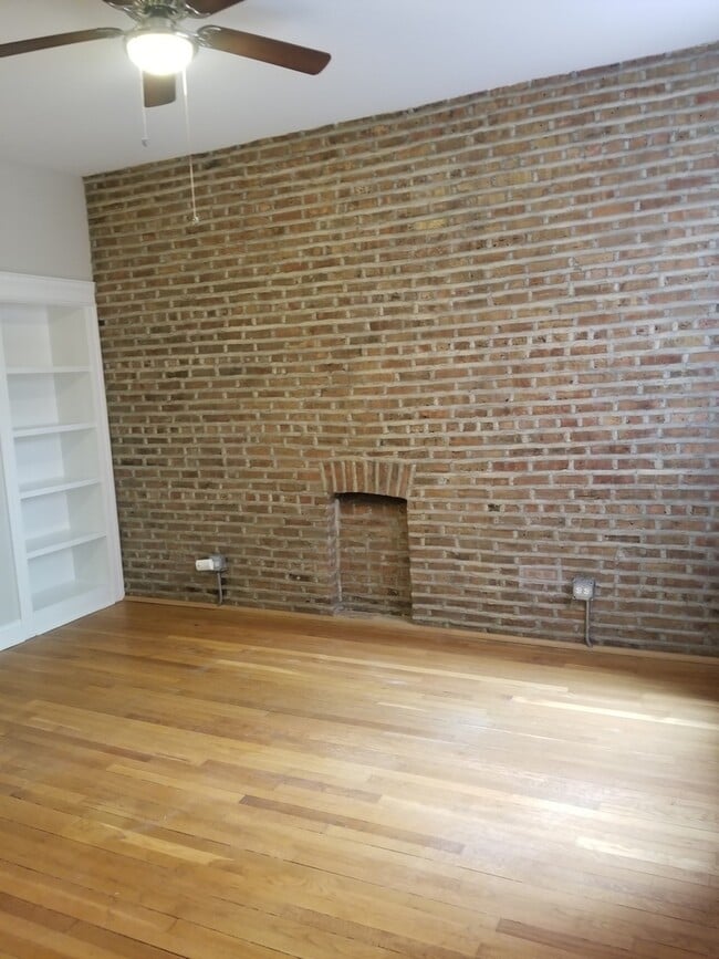 Building Photo - 1260 W Carmen Ave