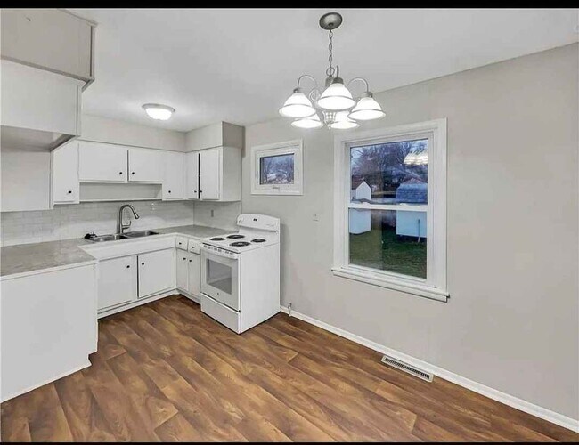 Building Photo - 109 N Kendall Dr