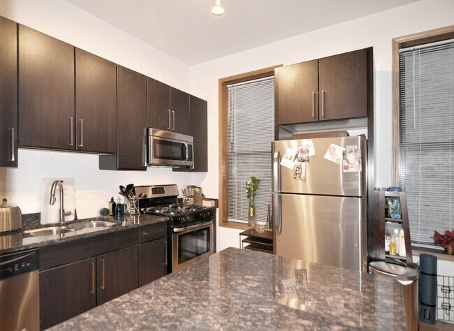 Foto del edificio - Video Tour- Wicker Park Large Top Floor 1 Bed (Big Enough For A King), w/Great Sound Insulation, ...