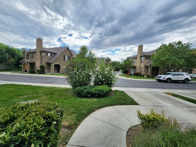 Foto del edificio - ELF PRICED! 3 bd. 2.5 bath Luxury Townhome!