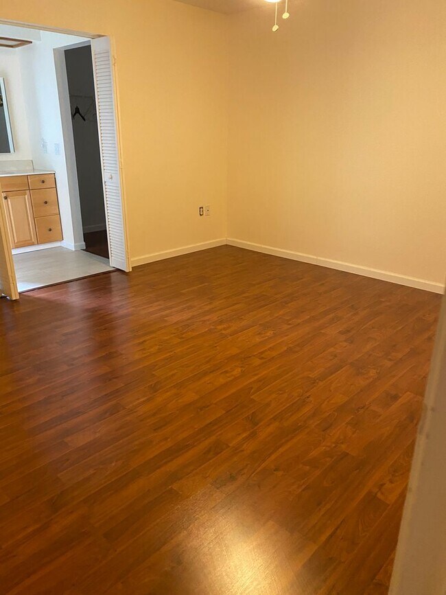 Foto del edificio - Spacious 3  Bedroom plus Den 3.5 baths 2 c...