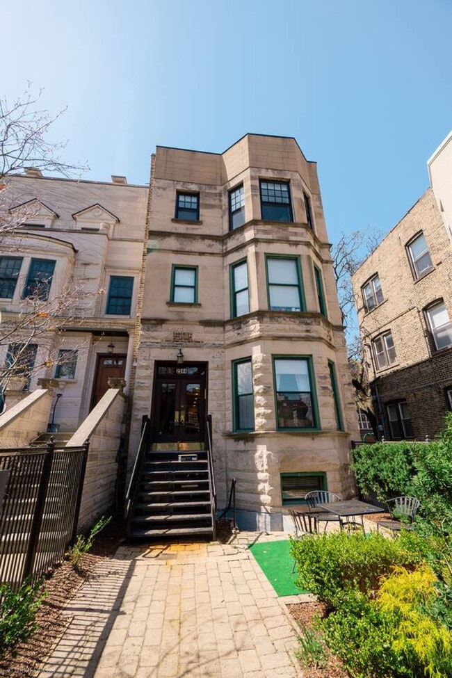 Foto del edificio - 2544 N Burling St