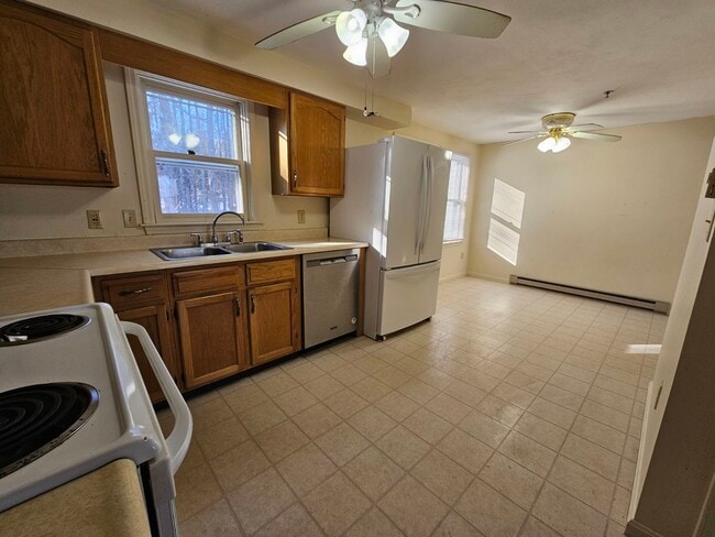 Building Photo - 27 Candlewood Ln