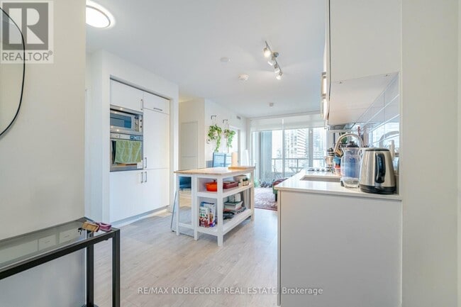 Photo du bâtiment - 27 Bathurst St