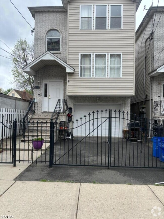 Building Photo - 631 S 18th St