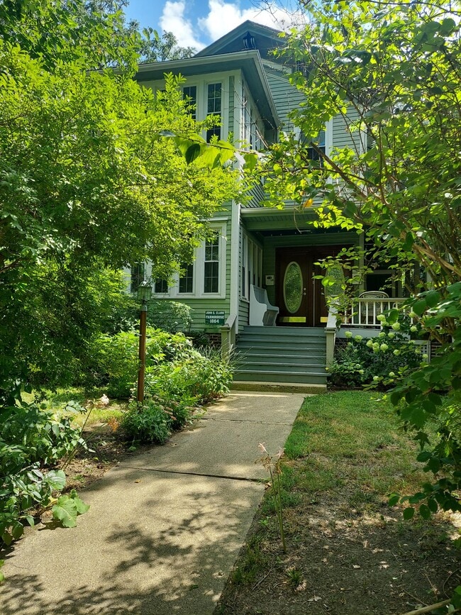 Building Photo - 705 W Healey St