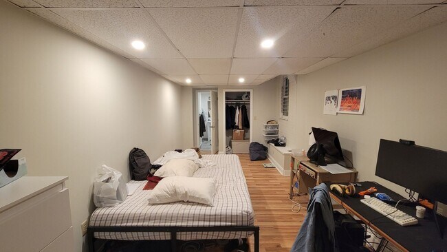 Foto del edificio - 20% off Broker Fee!  Near T & BU!  Heat an...