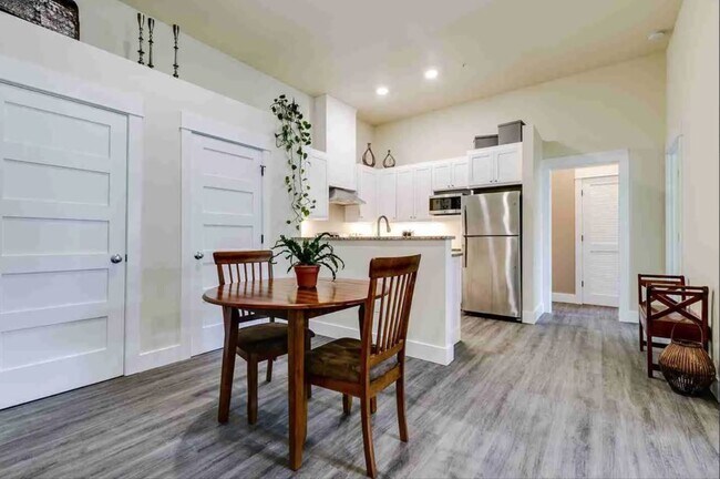 Building Photo - 607 E Main St