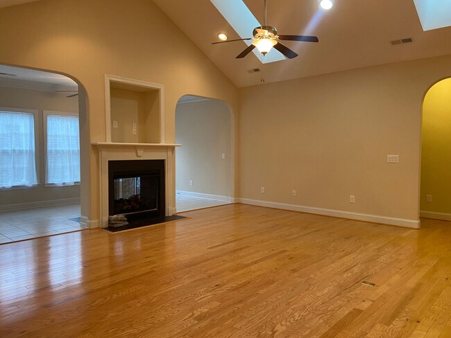 Building Photo - 3 Bedroom, 2 Bathroom Townhome in Winston-...