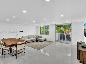 Building Photo - 10000 W Bay Harbor Dr