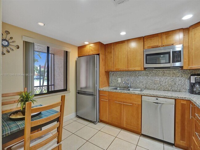 Foto del edificio - 158 Lakeview Drive 103, Weston, FL 33326