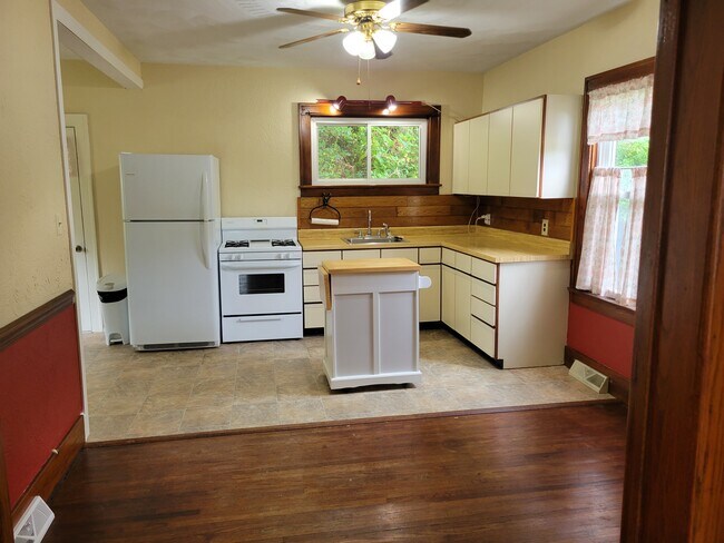 Building Photo - 410 Highland Ave