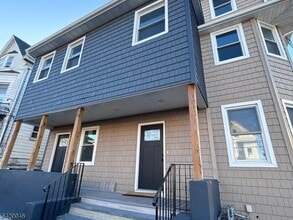 Building Photo - 546 E 25th St