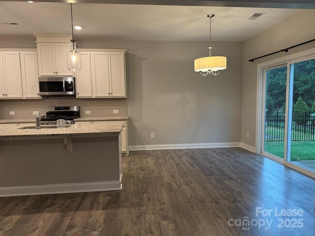 Building Photo - 121 Pine Eagle Dr