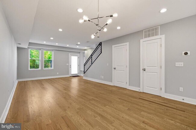 Foto del edificio - 925 Delafield Pl NW