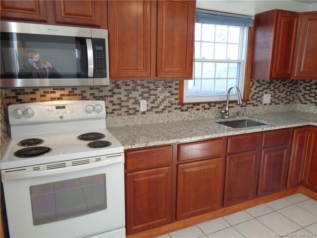 Foto del edificio - 27 Clover Hill Ave