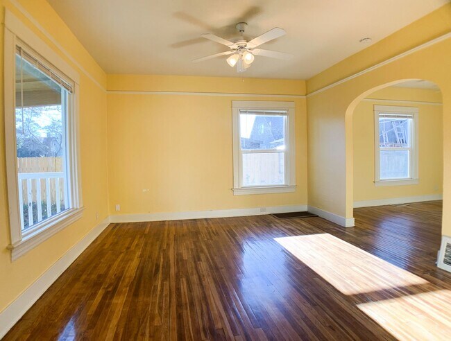 Foto del edificio - Adorable 3bdrm Home in Great Neighborhood! Lovely Yard!