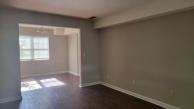 Foto del edificio - No Car... No Problem. Walk to Marta Train ...