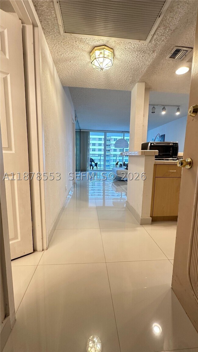 Building Photo - 2030 S Ocean Dr