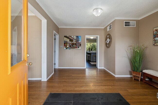 Building Photo - Inviting 3 Bed, 1 Bath Home in Roslyn, Whe...