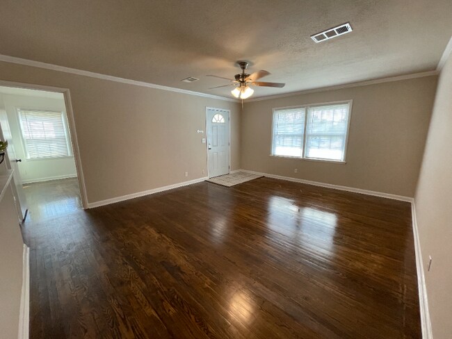 Building Photo - 3500 Lometa Dr