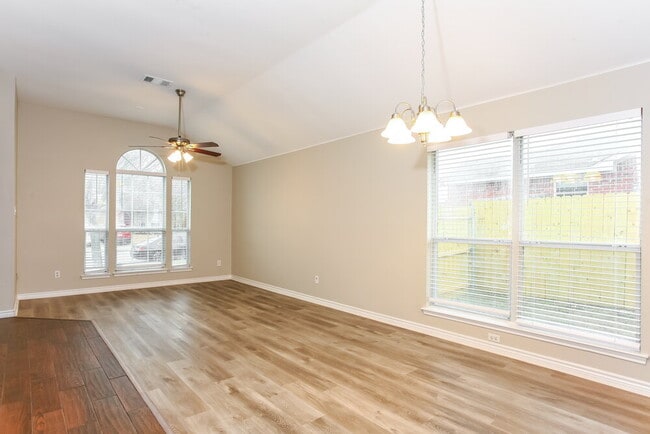Building Photo - 421 Pin Oak Ln