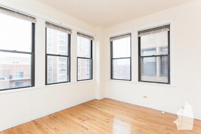 Building Photo - 4201 N Sheridan Rd