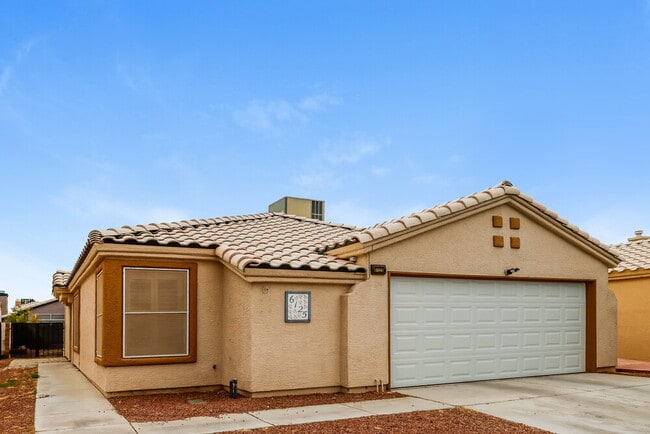 Foto del edificio - 6125 Wild Berry Dr