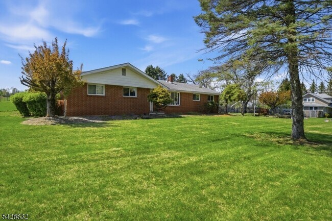 Foto del edificio - 131 Califon Rd