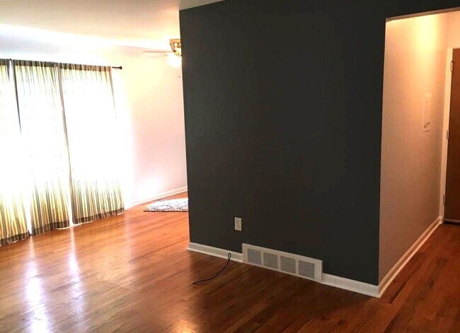 Foto del edificio - 4840 Briarwood Ave