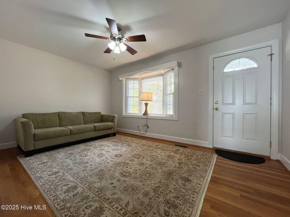 Foto principal - 527 Oldham Rd