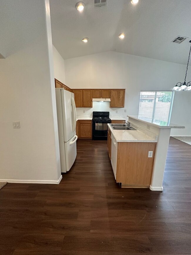 Building Photo - Spacious 4 Bed/2 Bath in Desirable South P...