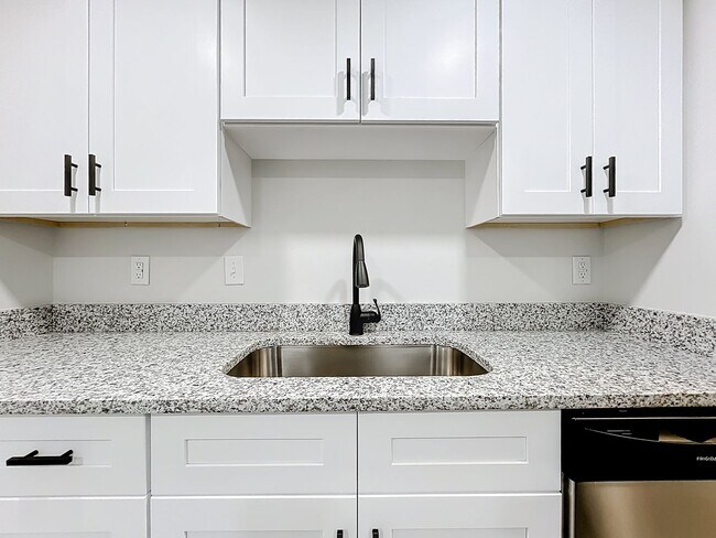 Foto del edificio - Renovated 2 Bedroom 1 Bathroom Apartment |...