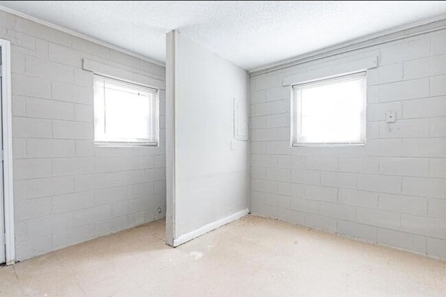 Building Photo - Updated 2-Bed, 1-Bath Townhouse Just Minut...