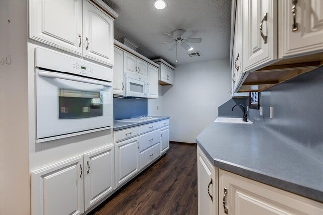 Building Photo - 2048 W 7th Pl