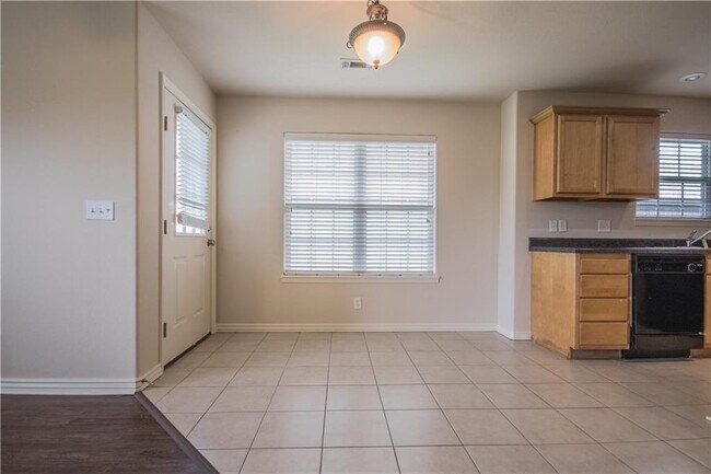 Building Photo - 912 Oakwood Ln